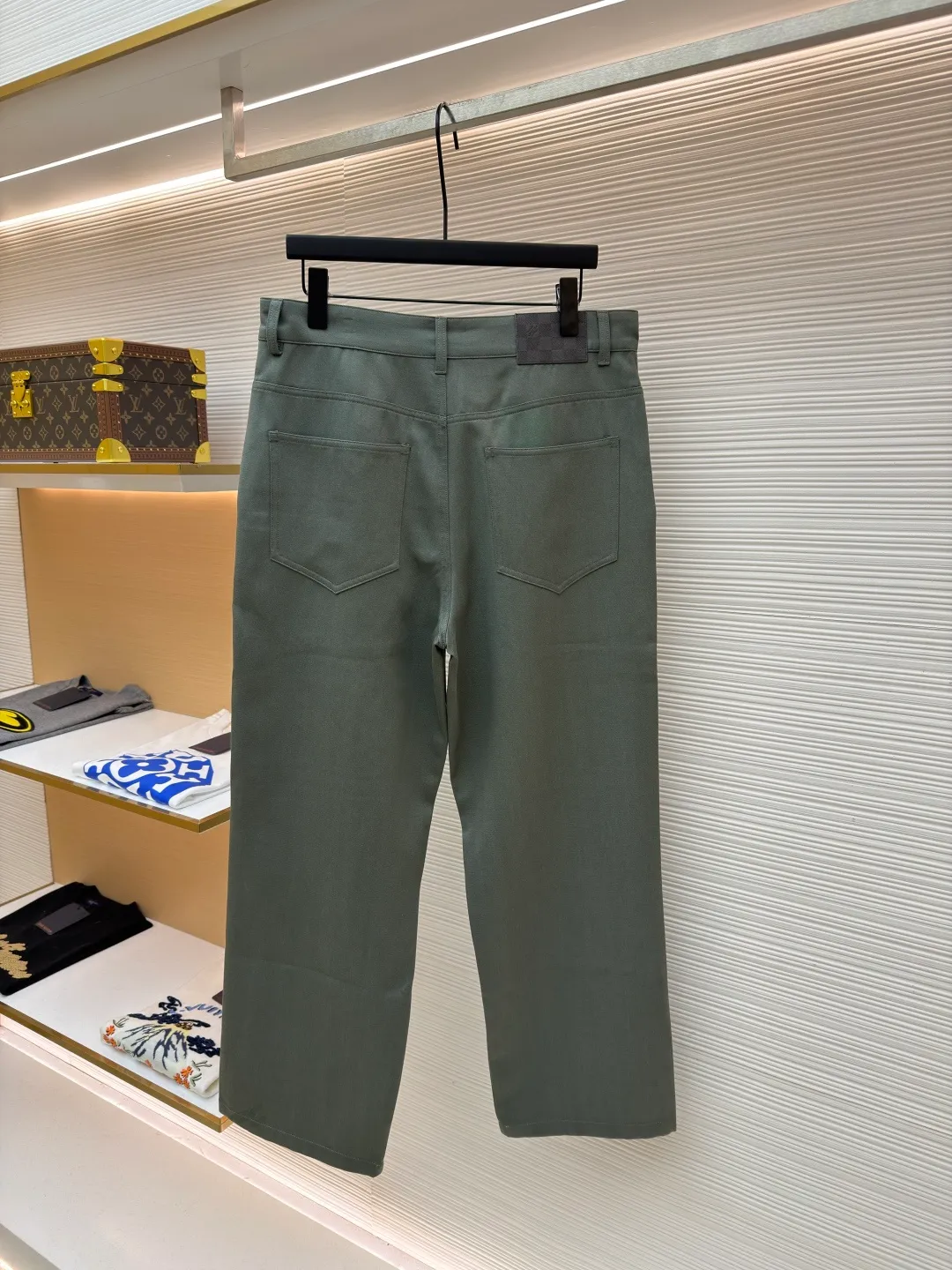 LOUIS VUITTON linen patch pocket overalls ●Original version: Purchased and developed at 13450 ●Item number: 1682125-A75 ●Fabric: linen fabric ●Technology: patch production ●Color: green ●Version: fitted version ●Weight: about 570 grams ●Size: S-M-L-XL ●Description: This overall is made of light linen canvas with a simple silhouette and is made of nubuck Damier The label on the back expresses the brand's style. It can be paired with the same work jacket to create a modern look, making it an everyday fashion choice in summer. Relaxed fit 100% linen Italian pockets Back patch pockets Nubuck label. The overall wiring is straight and delicate, the fabric is comfortable and soft, and the color is consistent without color difference. It can be matched with the same style to create a fashionable look and control various occasions. Customized accessories, complete with three standards, same style for men and women!